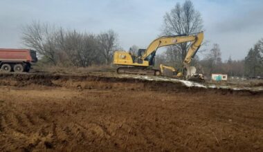 Budują nowoczesną szkołę pod Poznaniem. Na placu pracuje ciężki sprzęt