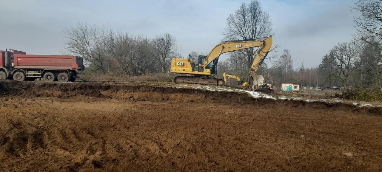 Budują nowoczesną szkołę pod Poznaniem. Na placu pracuje ciężki sprzęt