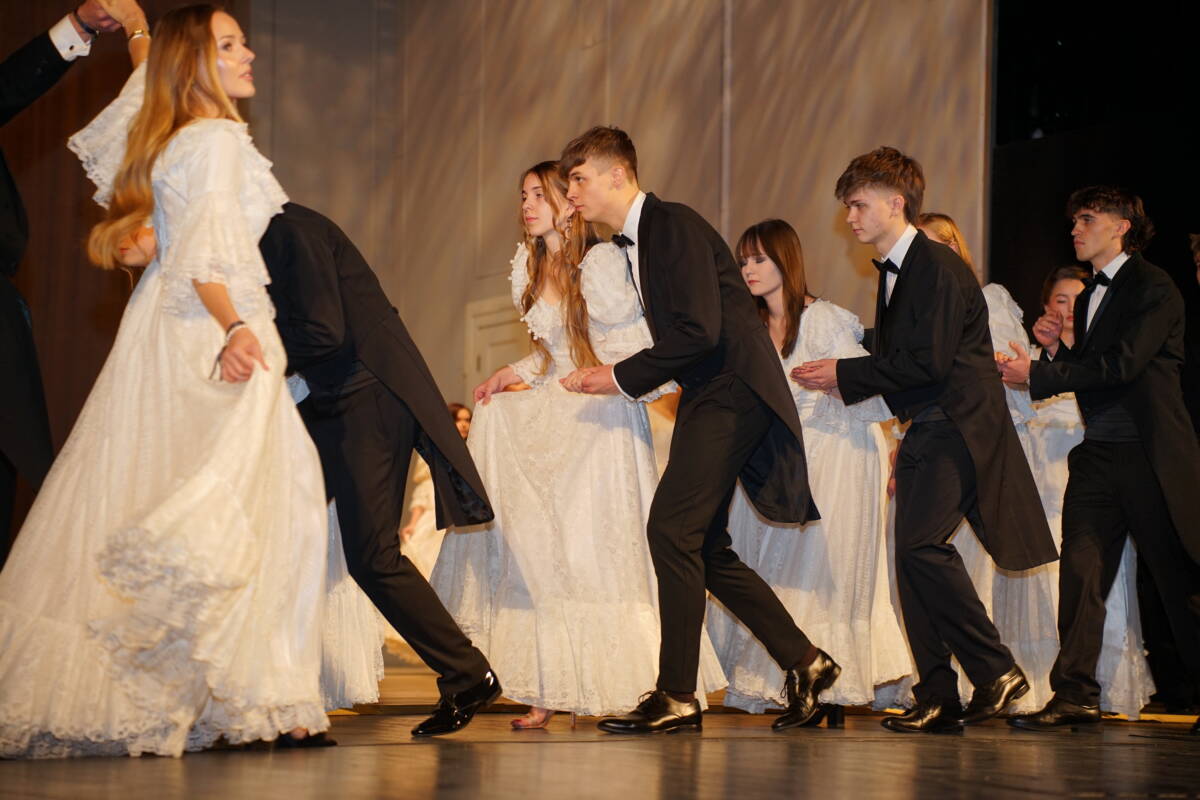 Studniówki 2026. Maturzyści z I LO rozpoczęli bale. Polonez w Operze Nova [ZDJĘCIA]