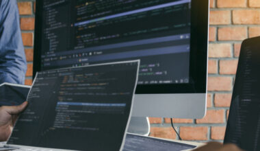 Seniorzy dominują, juniorzy mają problem - Rynek pracy IT 2025 w Polsce