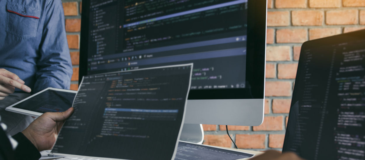 Seniorzy dominują, juniorzy mają problem - Rynek pracy IT 2025 w Polsce