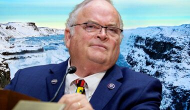 Billy Long, kandydat na ambasadora USA. W tle islandzki wodospad Gullfoss. Zdjęcie ilustracyjne