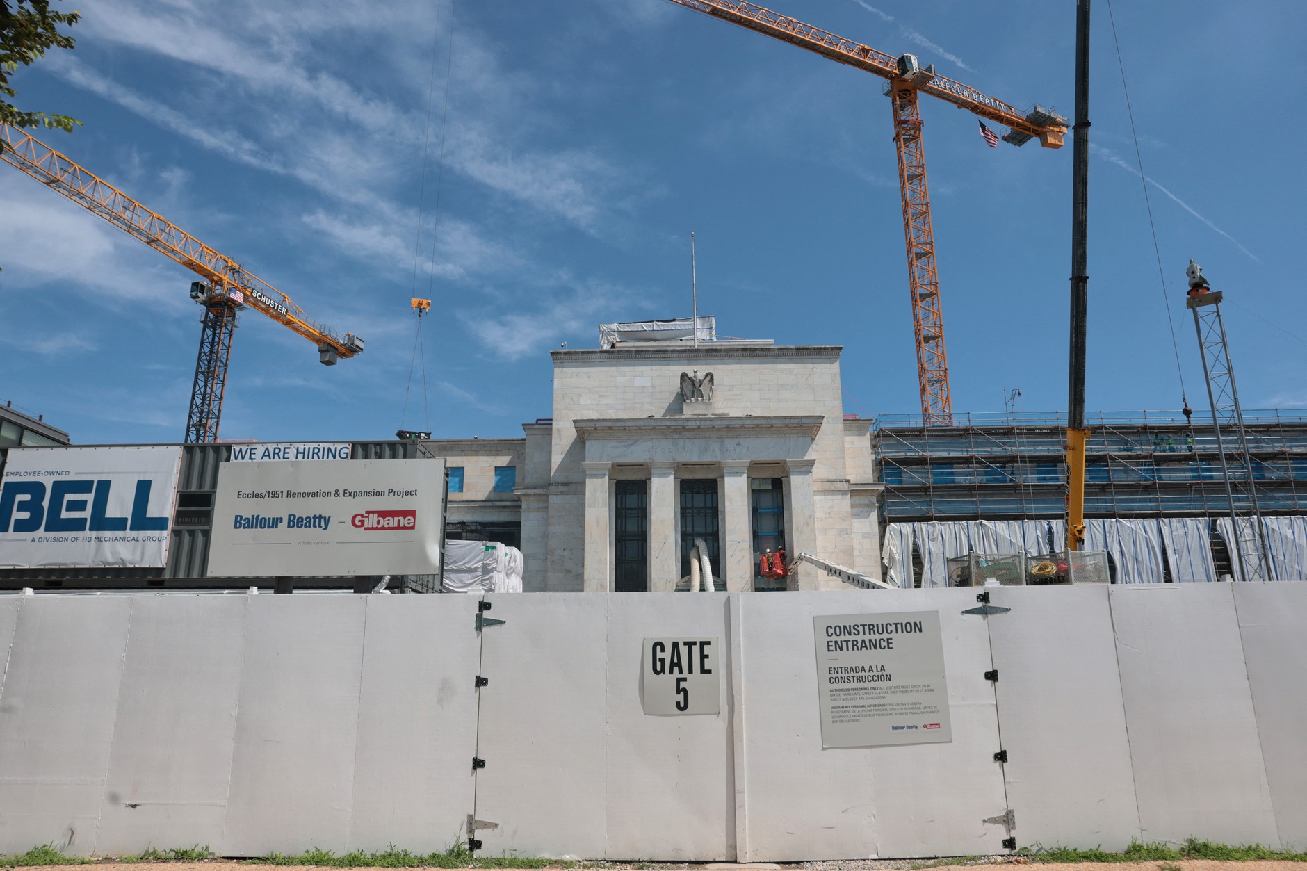 Budynek Rezerwy Federalnej w trakcie remontu, Waszyngton, Stany Zjednoczone, 17 lipca 2025 r.