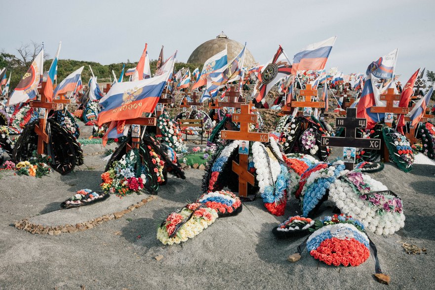 Cmentarz z grobami rosyjskich weteranów poległych w trakcie rosyjskiej inwazji na Ukrainę. Władywostok, Rosja, 22 września 2025 r.