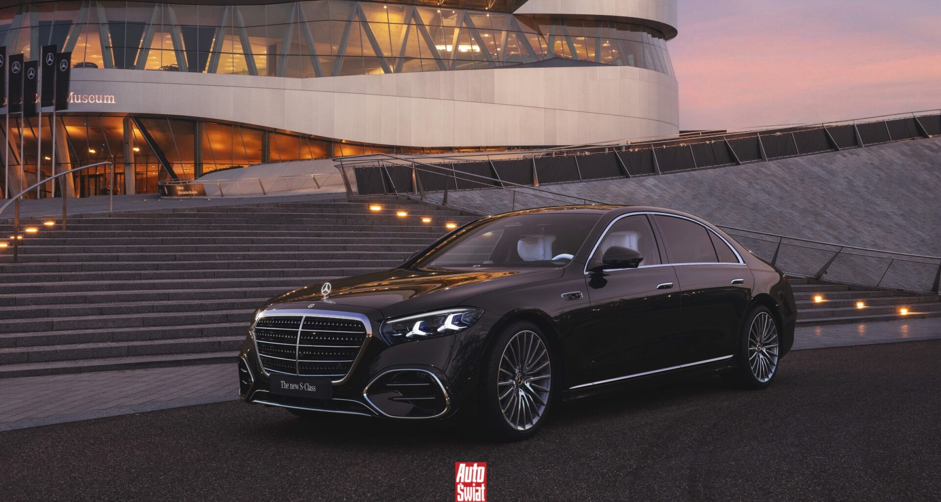 Mercedes Klasy S W223 po dużym liftingu. W środku ma superekran i superkomputer. Pozostawiono silnik V8