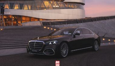 Mercedes Klasy S W223 po dużym liftingu. W środku ma superekran i superkomputer. Pozostawiono silnik V8