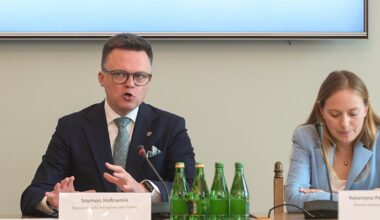 Napięcia w Polsce 2050. Hołownia stawia warunki. "Szantaż emocjonalny" - Onet