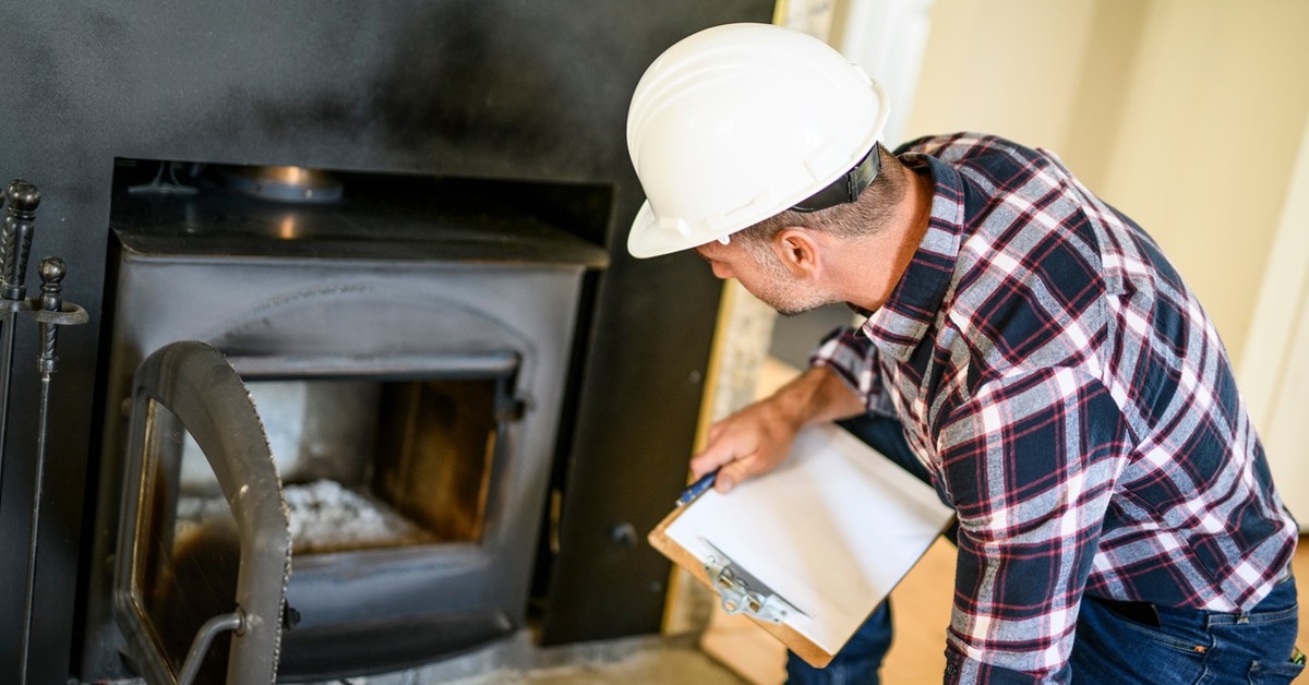 Macie w domu kominek? W styczniu ruszają kontrole, bo obowiązują nowe przepisy. Jeśli tego nie zrobicie, zapłacicie nawet 5 tysięcy złotych kary