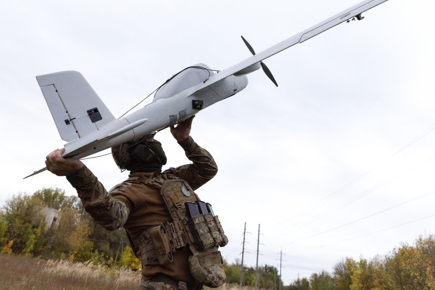 Ukraiński żołnierz z dronem w obwodzie charkowskim (zdj. ilustracyjne)