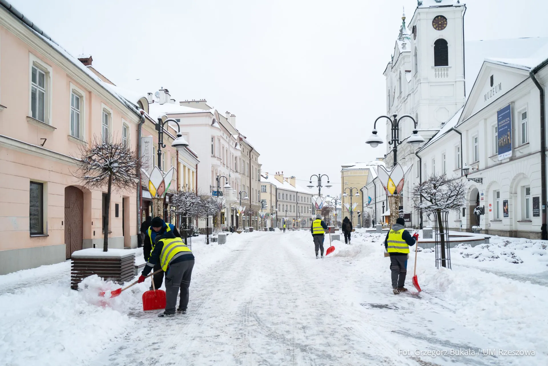 Kilkadziesiąt pługów walczy ze śniegiem w stolicy Podkarpacia - Polskie Radio Rzeszów