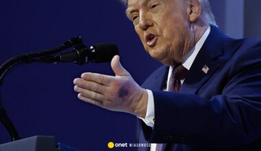 Siniak na dłoniach Donalda Trumpa. Biały Dom dementuje plotki o zdrowiu