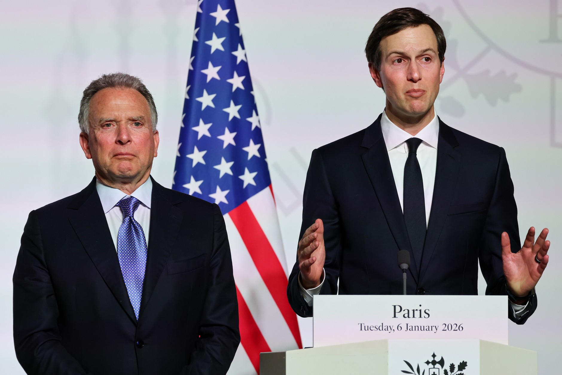 Steve Witkoff i Jared Kushner na spotkaniu tzw. koalicji chętnych w Paryżu, 6 stycznia 2026 r.