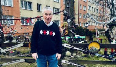 — Żal, jest mi po prostu żal. Na przykład teraz myślę o tym ogródku, o tym, co człowiek przez lata robił. Wszystko to, te rakiety, ten sprzęt — kiedyś to wszystko odejdzie i tego mi szkoda — wyznaje pan Stanisław