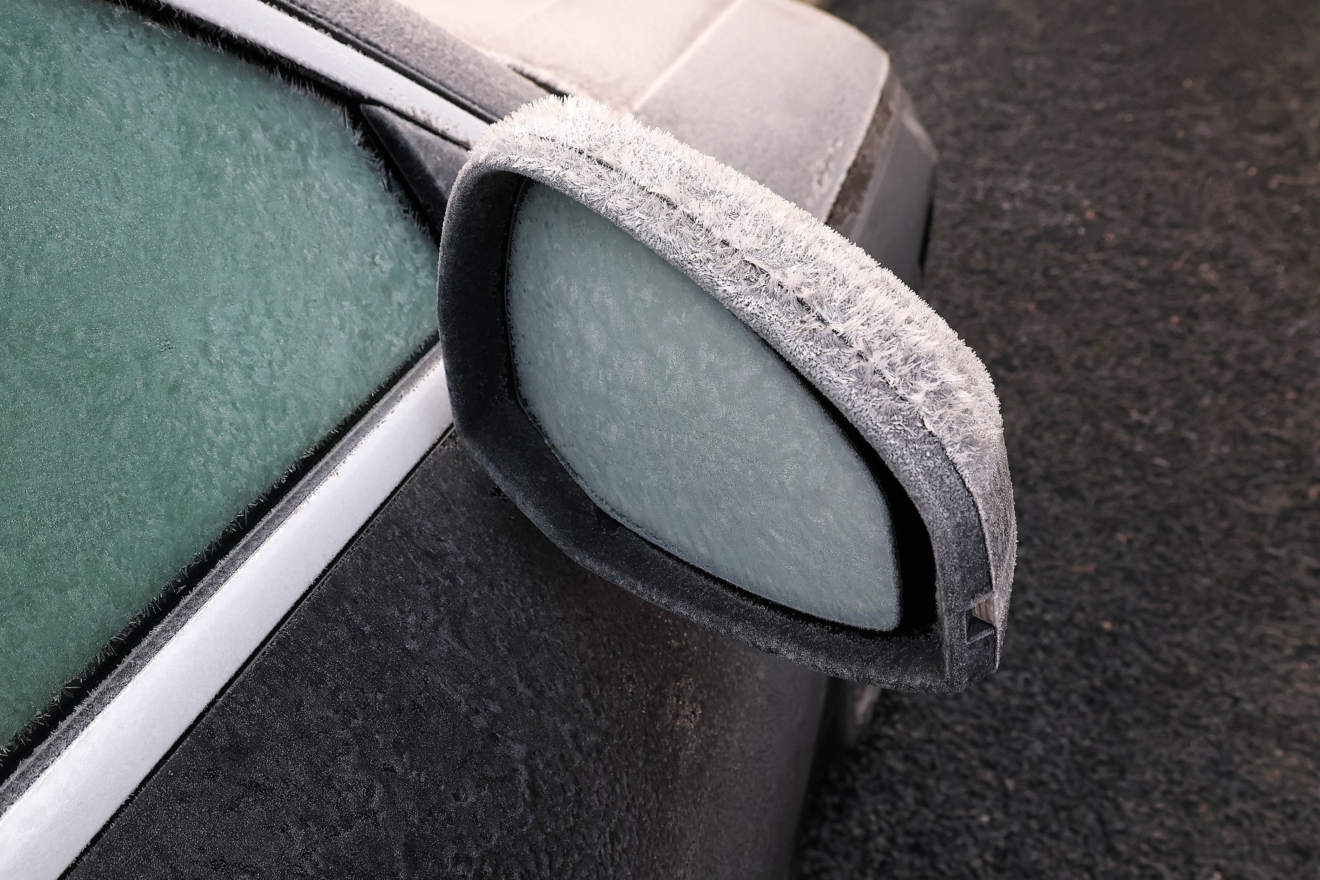 Marznące opady powodują pokrycie całego samochodu warstwą lodu 