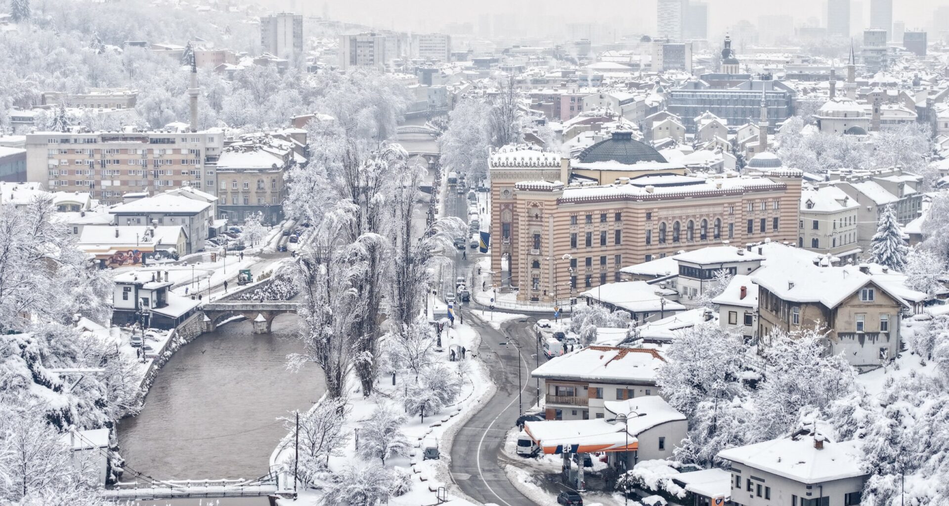 Widok na zasypane śniegiem 5 stycznia Stare Miasto w Sarajewie, stolicy Bośni i Hercegowiny