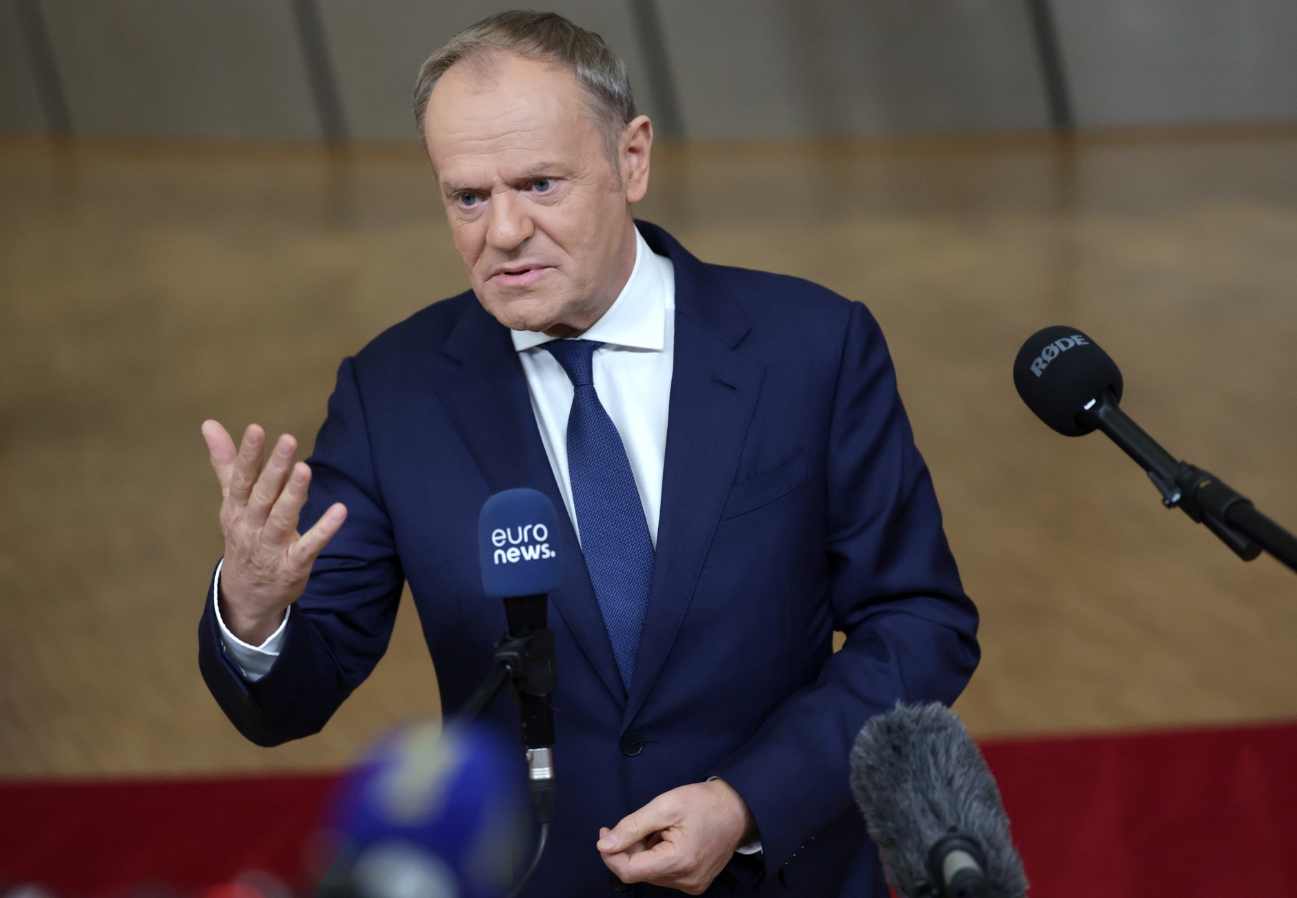 Premier Donald Tusk przemawia do mediów po przybyciu na nieformalne spotkanie członków Rady Europejskiej w Brukseli, Belgia, 22 stycznia 2026 r.