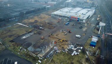 Rozbierają obiekt po byłym hipermarkecie Tesco w regionie. Powstanie tu nowy park handlowy