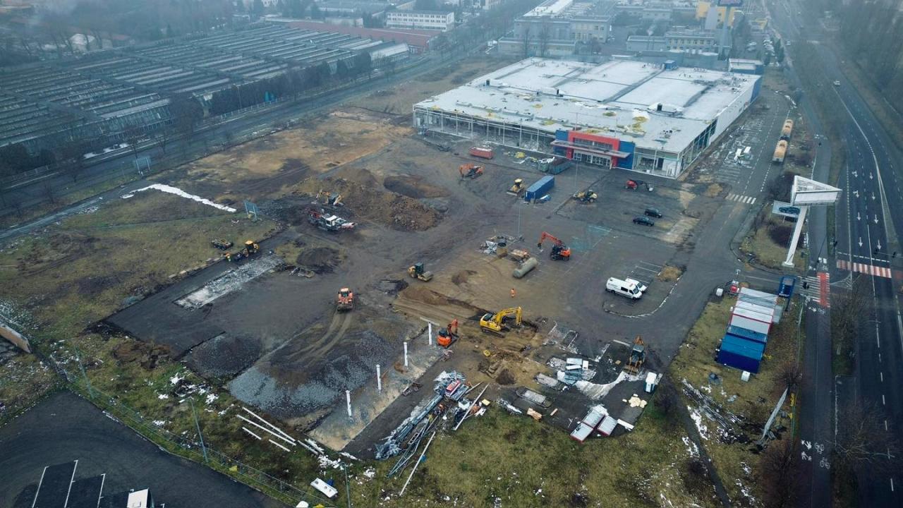 Rozbierają obiekt po byłym hipermarkecie Tesco w regionie. Powstanie tu nowy park handlowy