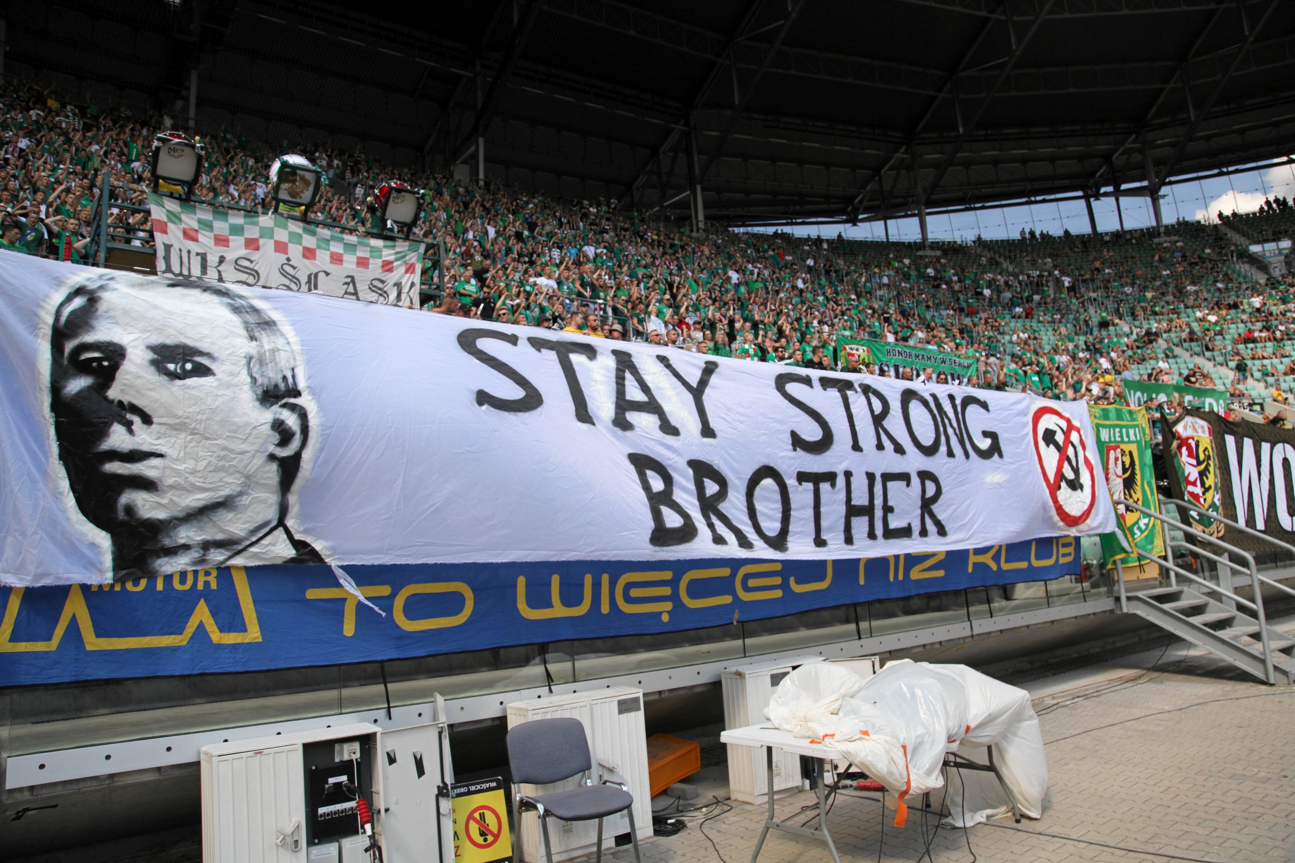 Zdjęcie z 2018 r., jeszcze przed opuszczeniem przez Janusza Walusia więzienia w RPA. Fotografia ze stadionu Śląska Wrocław z wymownym napisem "Trzymaj się, bracie"