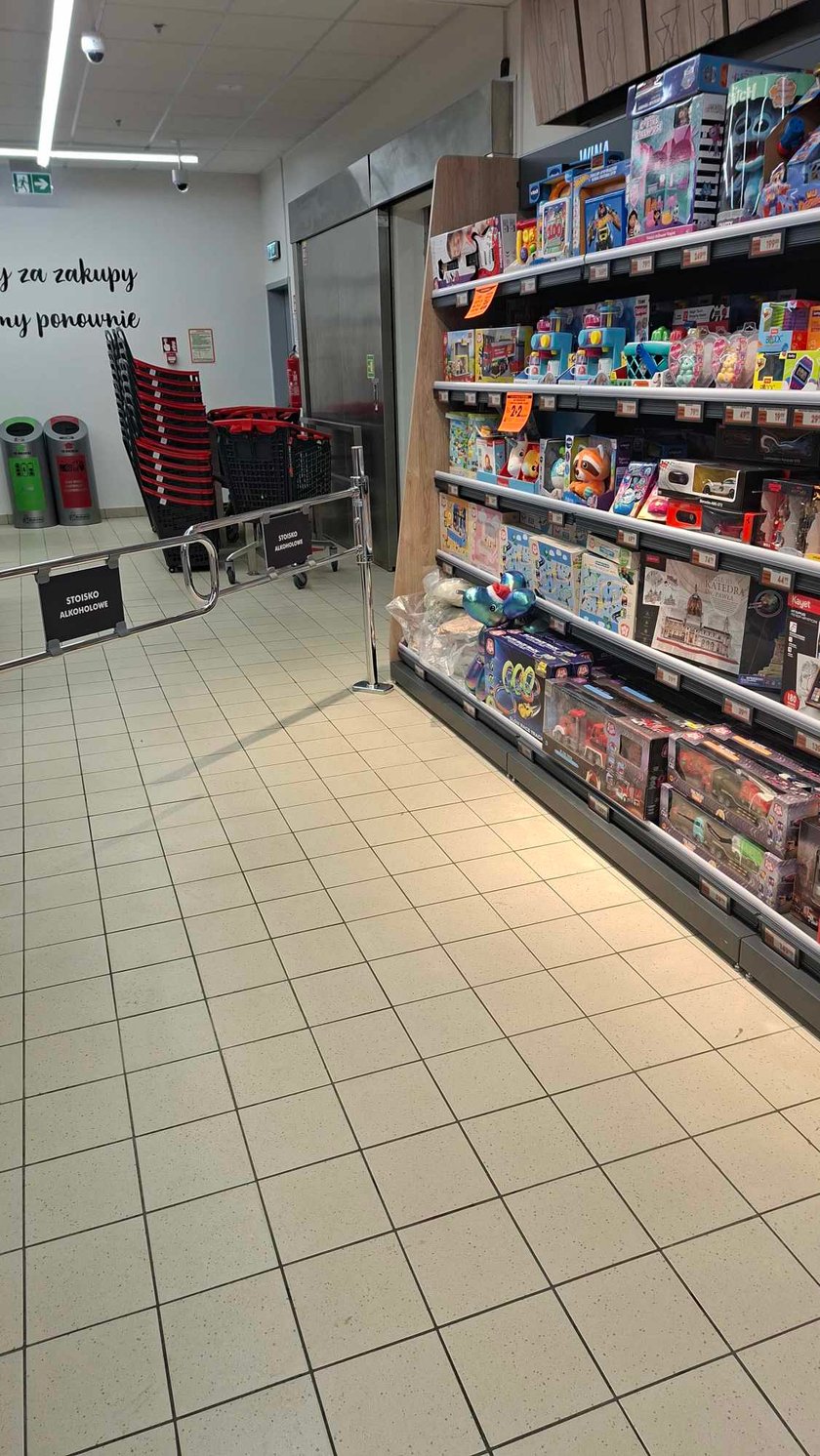Na stoisku z alkoholem teraz są sprzedawane zabawki.