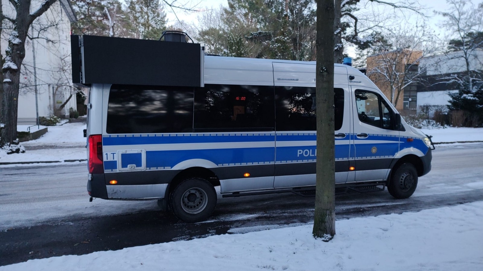 Wóz policyjny z głośnikiem, z którego płynęły komunikaty