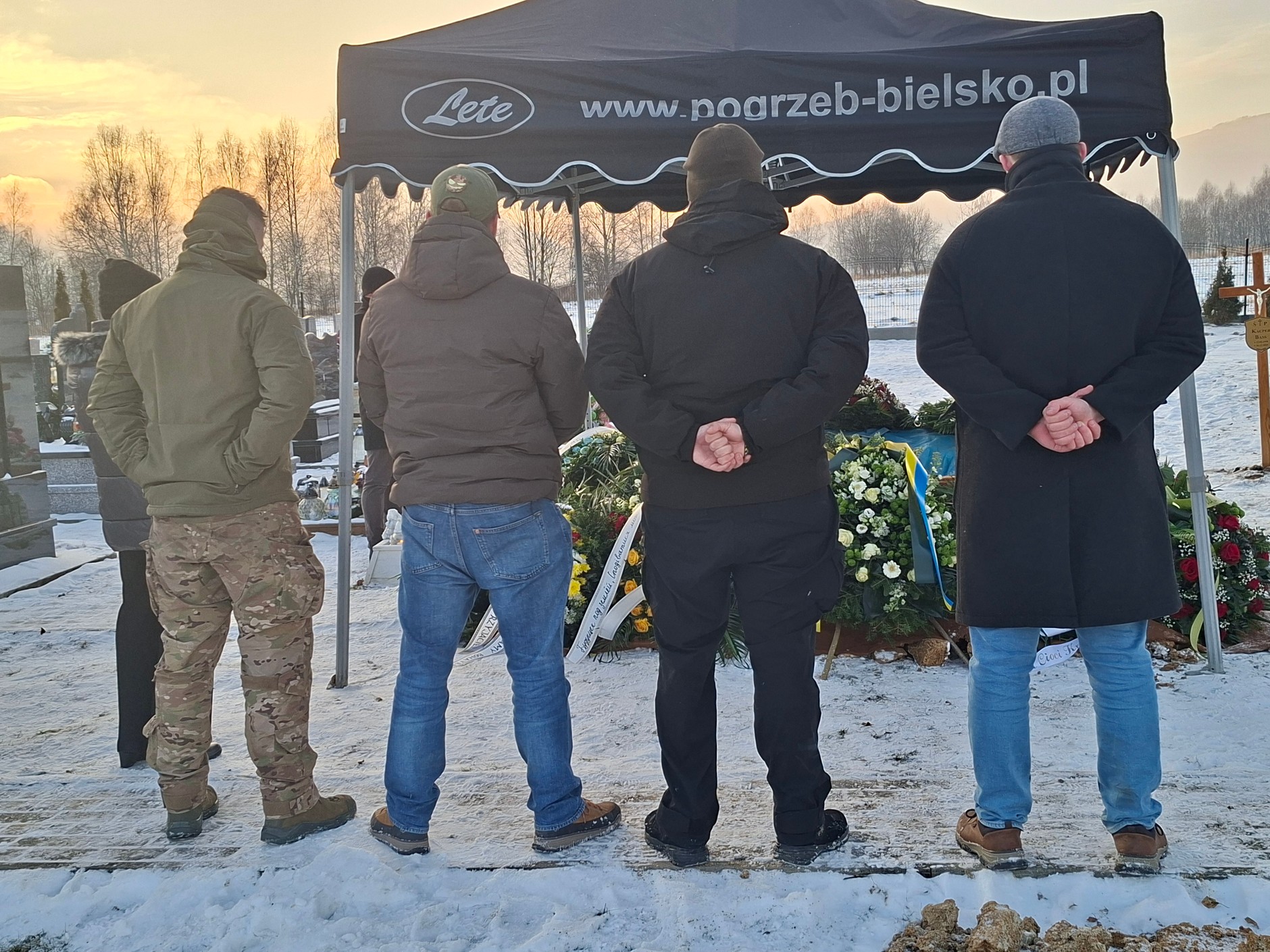 Polscy ochotnicy nad grobem Kacpra Bassa.