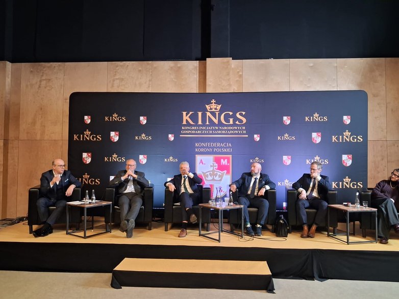 Jeden z paneli podczas kongresu partii Grzegorza Brauna. Na zdjęciu m.in. Jan Pospieszalski