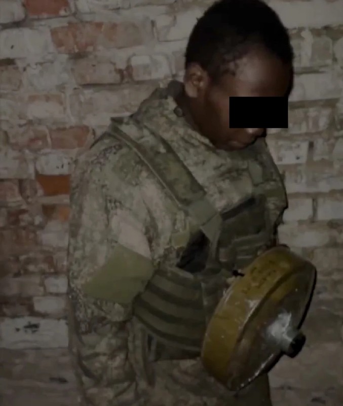 Zrzut ekranu z X ukazujący afrykańskiego żołnierza zmuszanego do walki po stronie Rosji