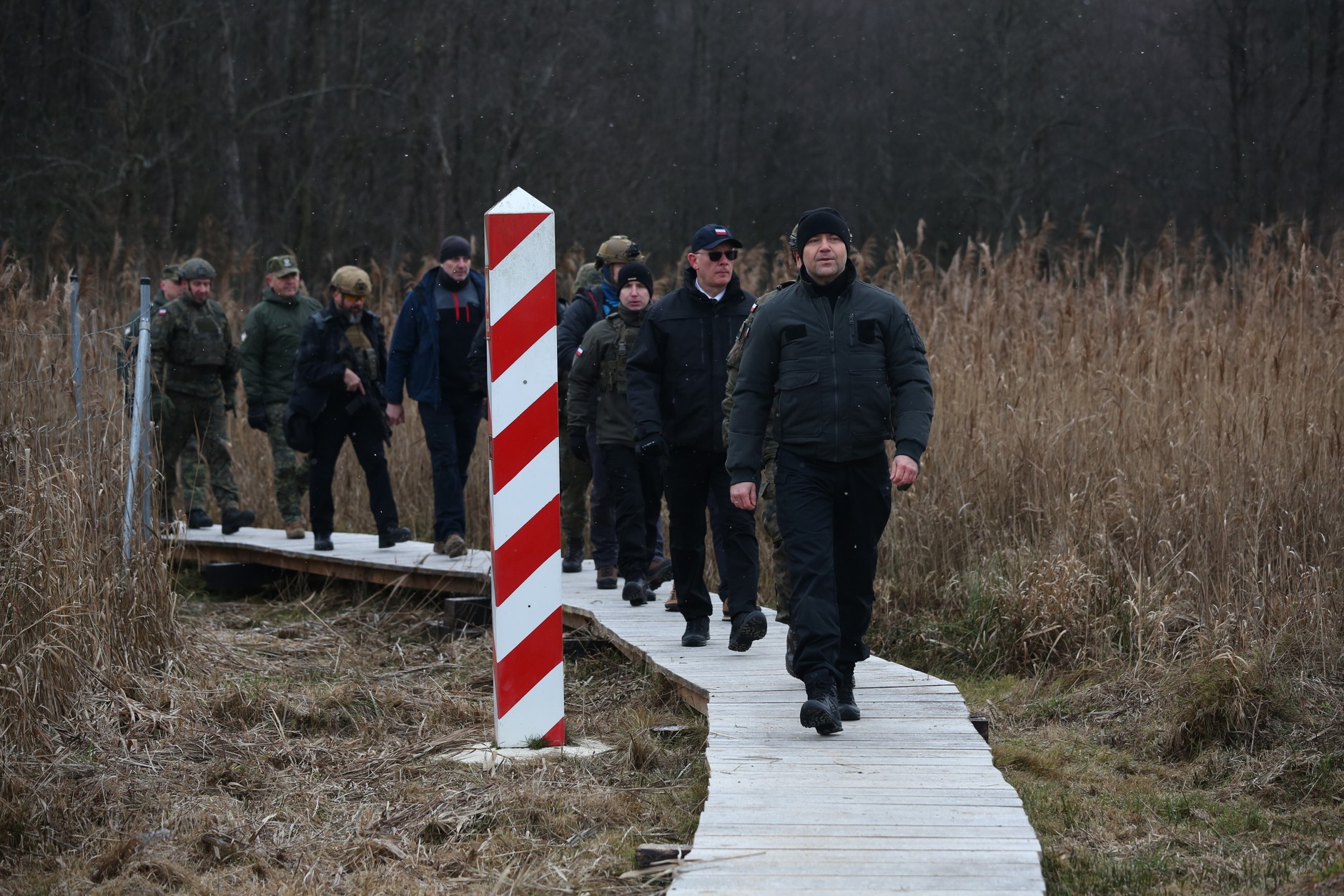 Prezydent Karol Nawrocki podczas wizyty na pasie granicznym między Polską a Białorusią (grudzień 2025 r.)