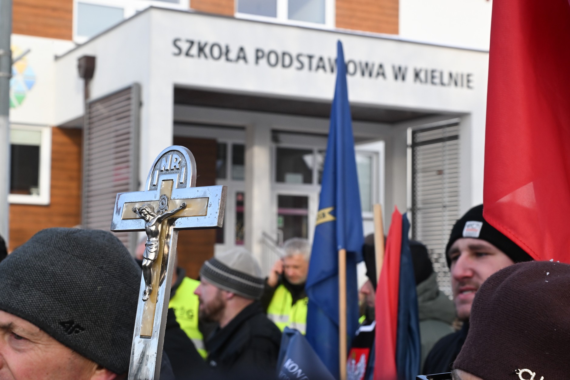 26108112 - KIELNO PROTEST PRZED SZKOŁĄ PODSTAWOWĄ (protest przed Szkołą Podstawową w Kielnie)