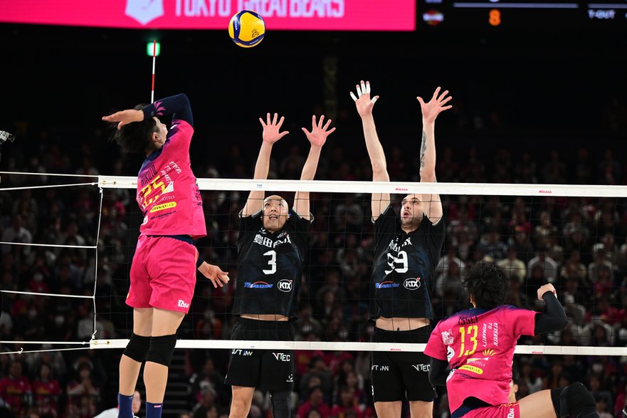 Norbert Huber (trzeci od lewej) imponuje Japończykom grą w bloku