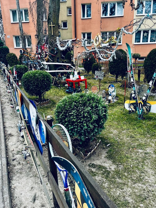 Ogródek można oglądać zaraz przy rzece Białucha na wysokości ulicy Celarowskiej