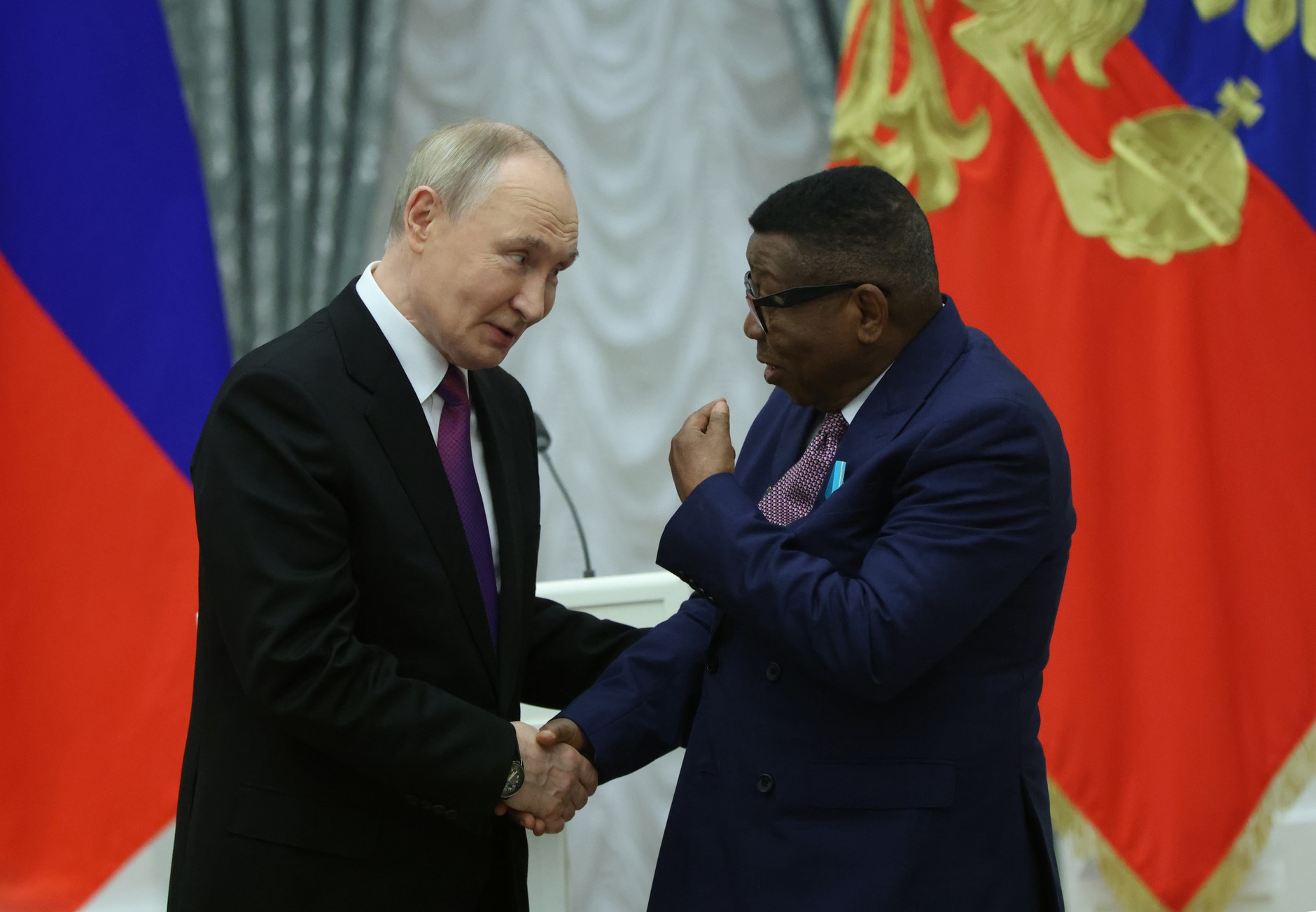 Prezydent Rosji Władimir Putin i Medard Bompoko Boquete z uniwersytetu w Kinszasie w Demokratycznej Republice Konga, Moskwa, 4 listopada 2025 r.