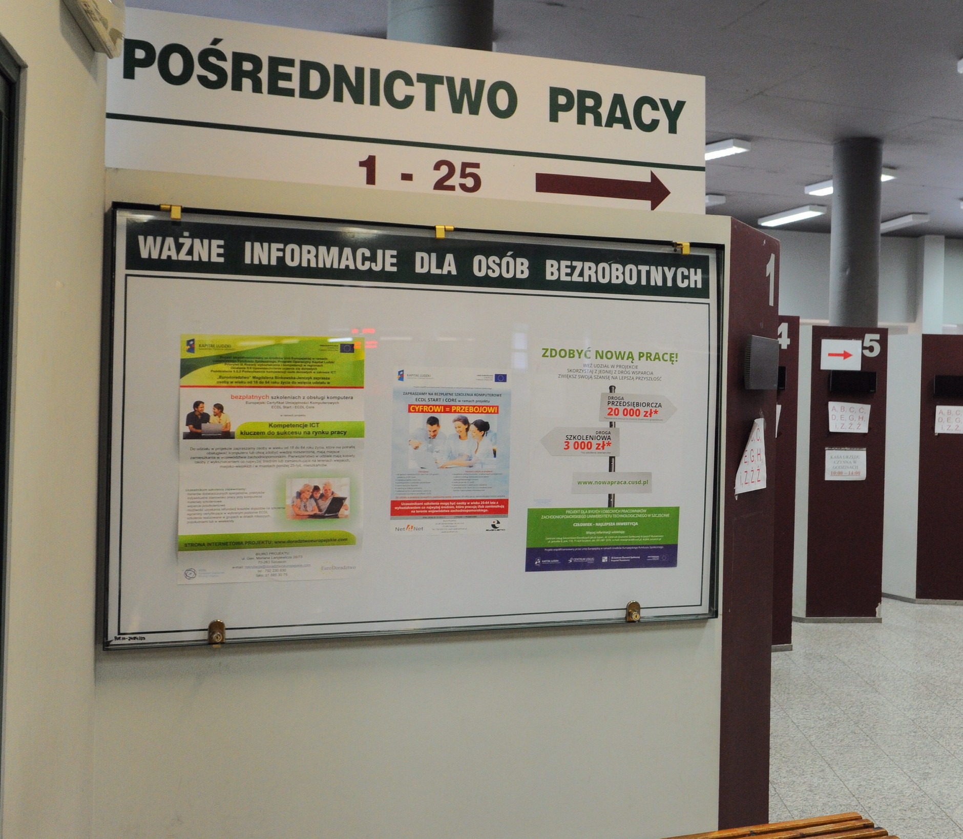 Tablica informacyjna w Powiatowym Urzędzie Pracy
