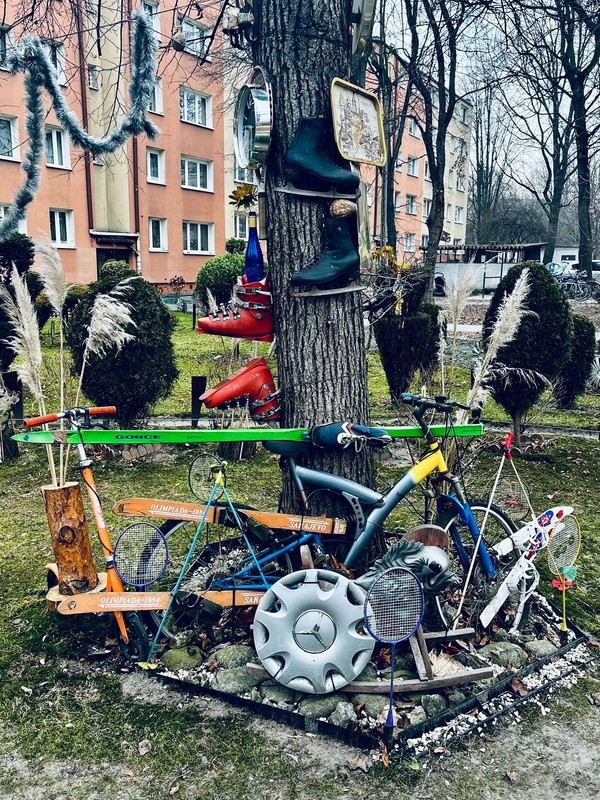 — Kiedy usiadłem z Kacprem i się go zapytałem: "Kacper, co ty z tym wszystkim zrobisz?". A że on wtedy był jeszcze w takim okresie głupoty, to powiedział: "Dziadek, jak to wszystko sprzedam". Teraz ma już 33 lata. Niedawno rozmawialiśmy i mu mówię, że mogę wszystkie pamiątki oddać do muzeum. On na to: "dziadek, ja tu położyłem na to rękę. Wszystko zostaje". Zmądrzał! — mówi z zadowoleniem pan Stanisław