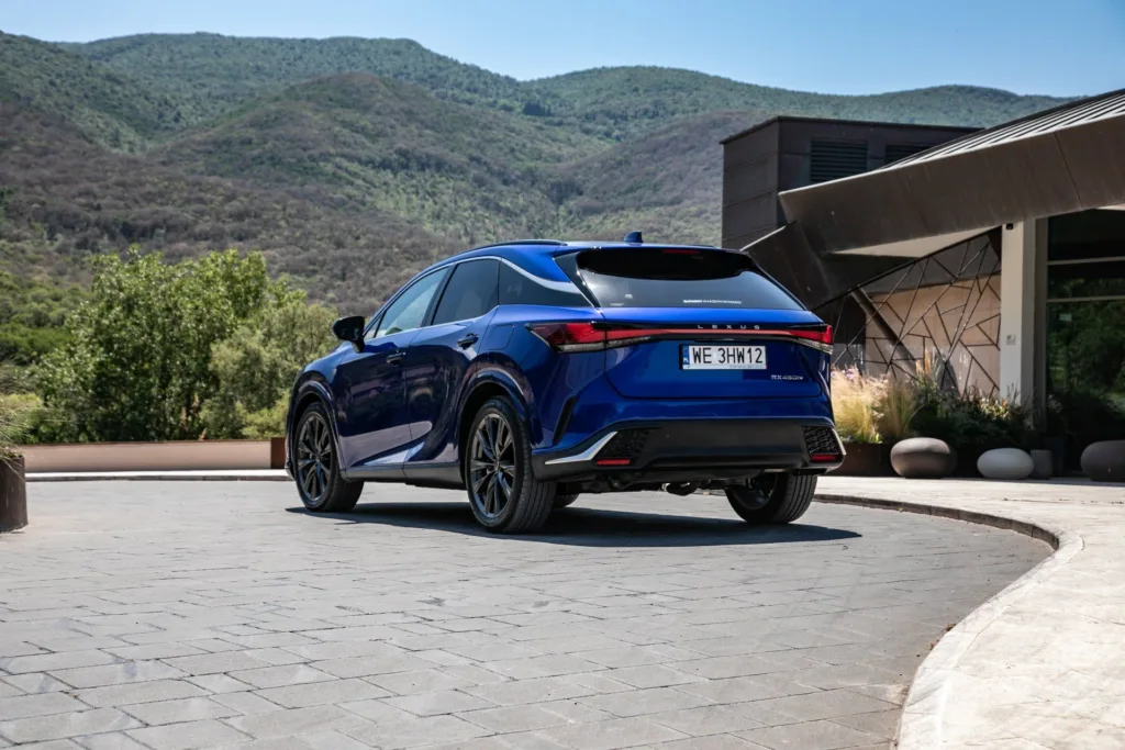 Lexus: Niższe ceny z obligatoryjnym zakupem kół zimowych. Za niemal 19 tys. złotych     - LEXUS Toskania 2025 BLUE7704