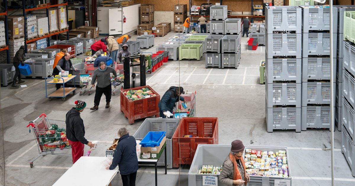 Plakat wskazuje liczbę punktów przysługujących beneficjentom w zależności od składu ich rodziny i gospodarstwa domowego, na paczki produktów skrobiowych i dodatków (ryż, makaron, kuskus), w ramach dystrybucji żywności w ośrodku Restos du Cœur w Valence