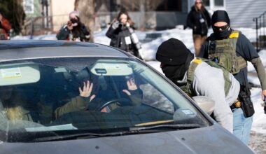 Członek amerykańskiej straży granicznej konfrontuje kierowcę pojazdu w Minneapolis w stanie Minnesota, USA, 29 stycznia 2026 r.