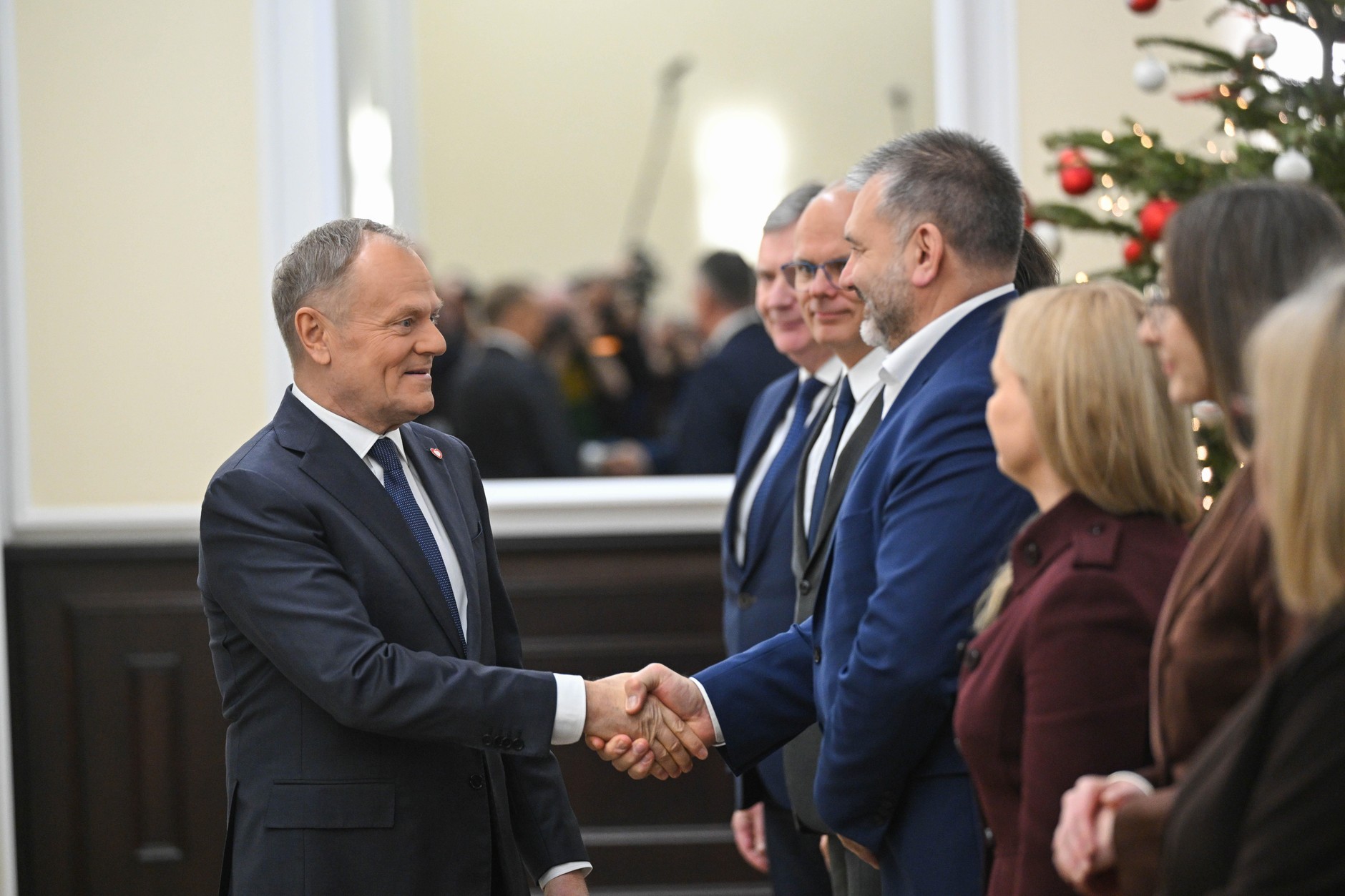 Premier ściska rękę ministra Żurka na posiedzeniu rządu