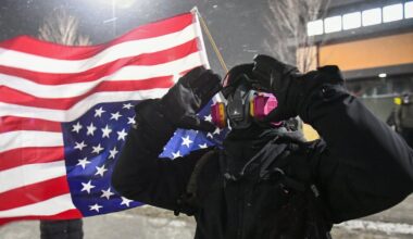 Protestujący konfrontuje się z policją na przedmieściach Minneapolis w stanie Minnesota, USA, 26 stycznia 2026 r.
