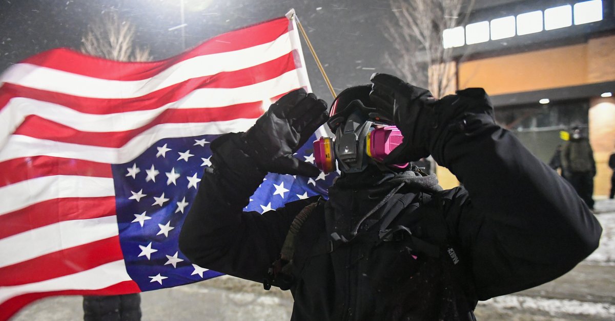 Protestujący konfrontuje się z policją na przedmieściach Minneapolis w stanie Minnesota, USA, 26 stycznia 2026 r.