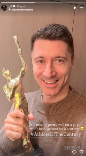 Na zdjęciu: Robert Lewandowski ze statuetką