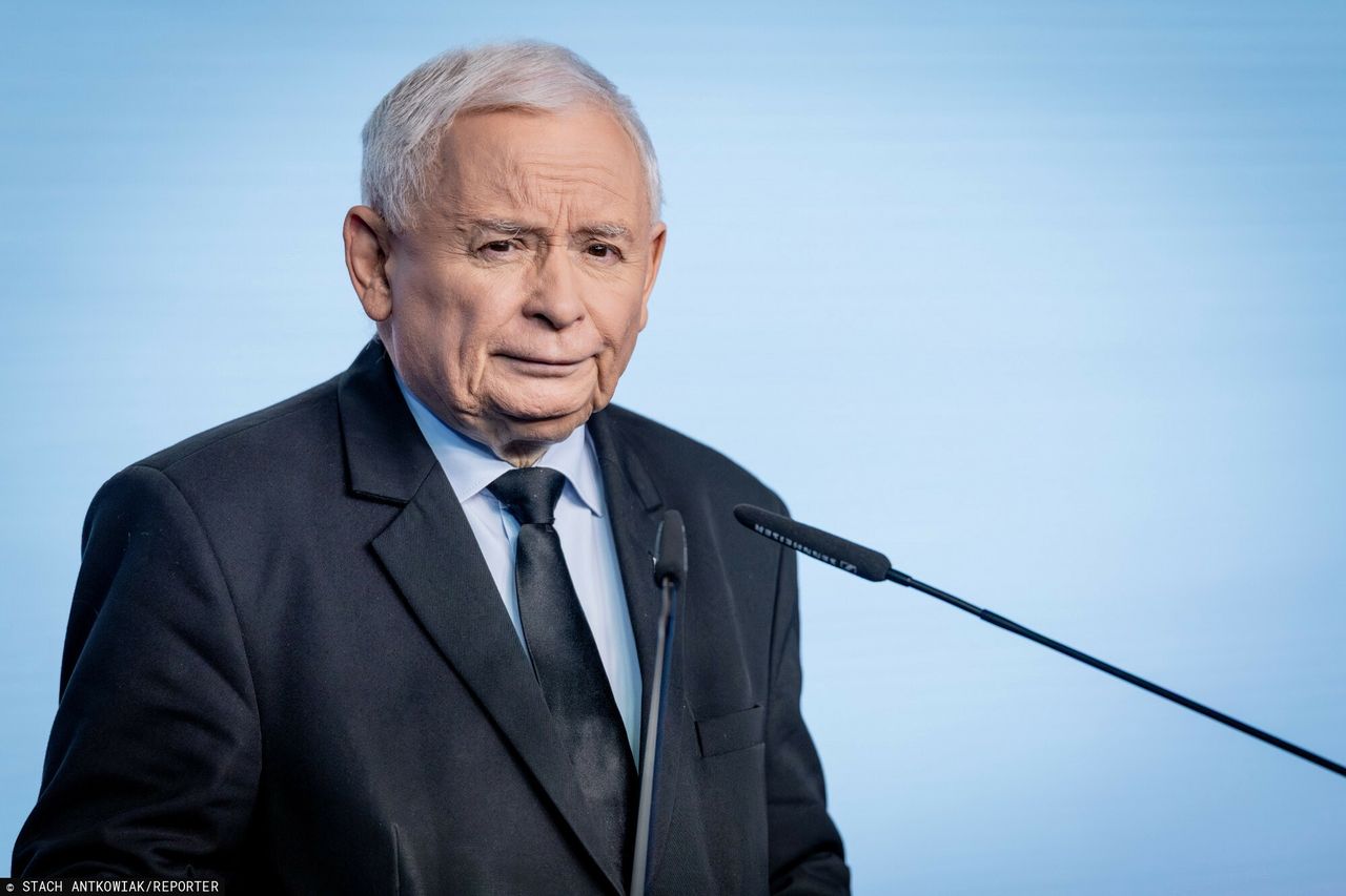 Kaczyński na klubie PiS ostrzega przed Braunem. "Grozi naszym interesom"