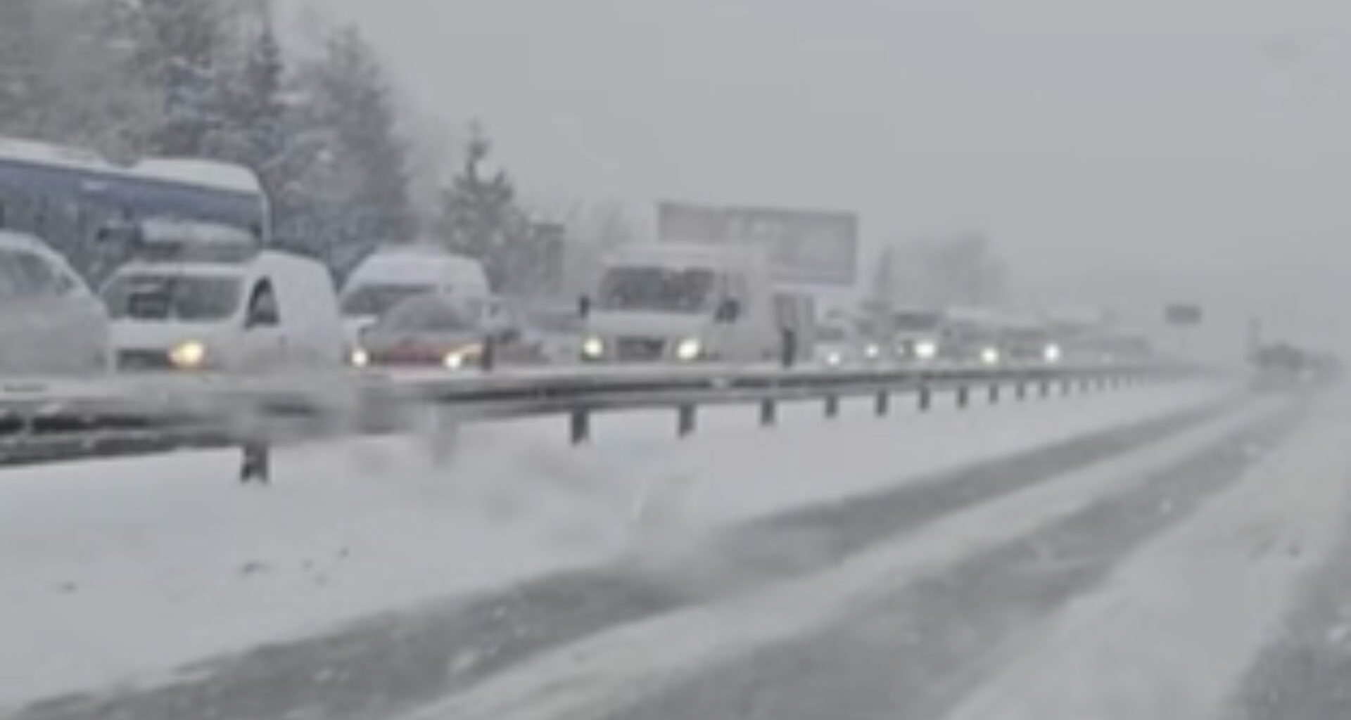 Ksiądz wskoczył do "malucha". Niesie się nagranie ze Śląska