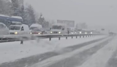 Ksiądz wskoczył do "malucha". Niesie się nagranie ze Śląska