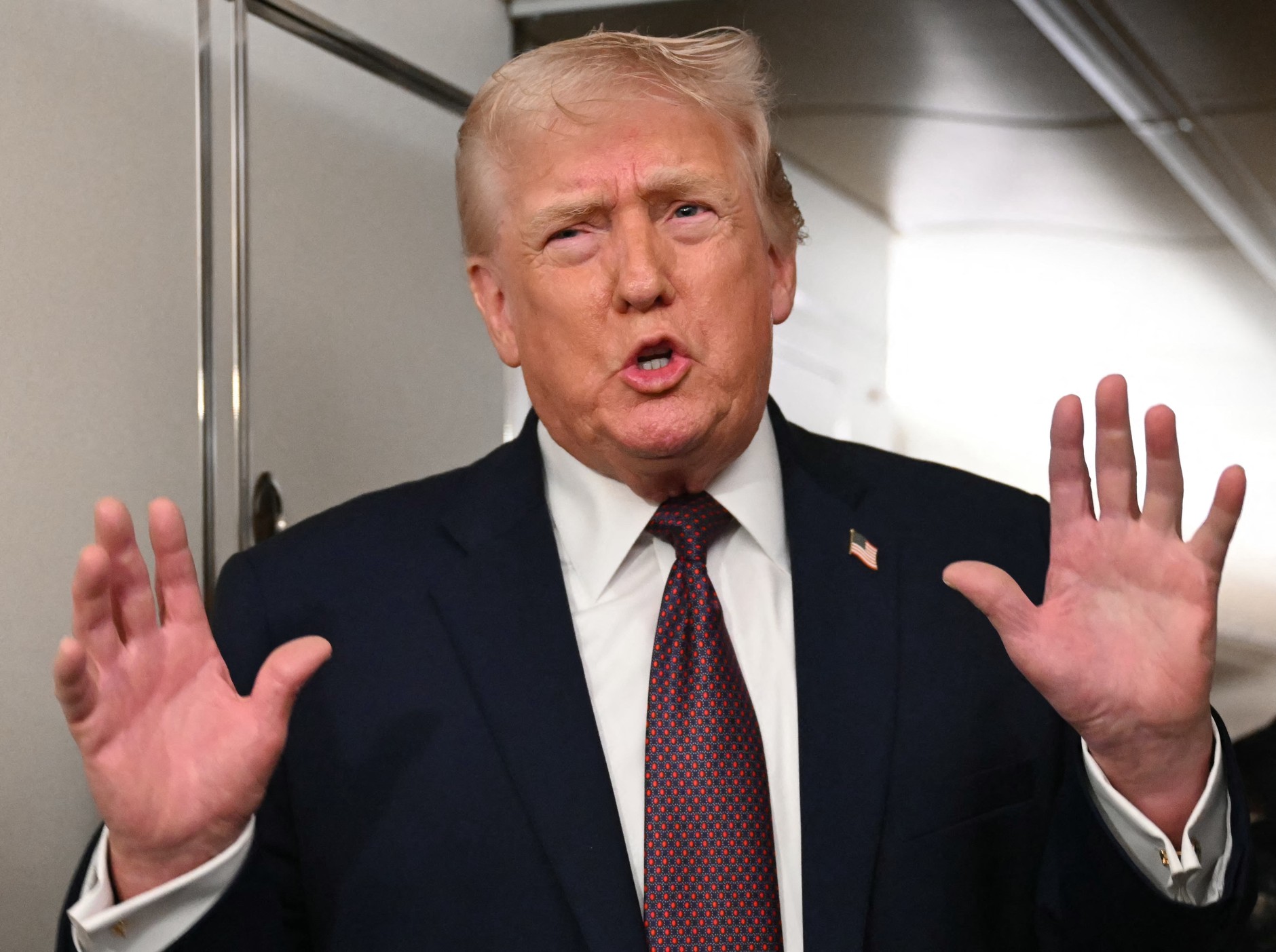 Prezydent Stanów Zjednoczonych Donald Trump przemawia do dziennikarzy na pokładzie samolotu Air Force One, 11 stycznia 2026 r.