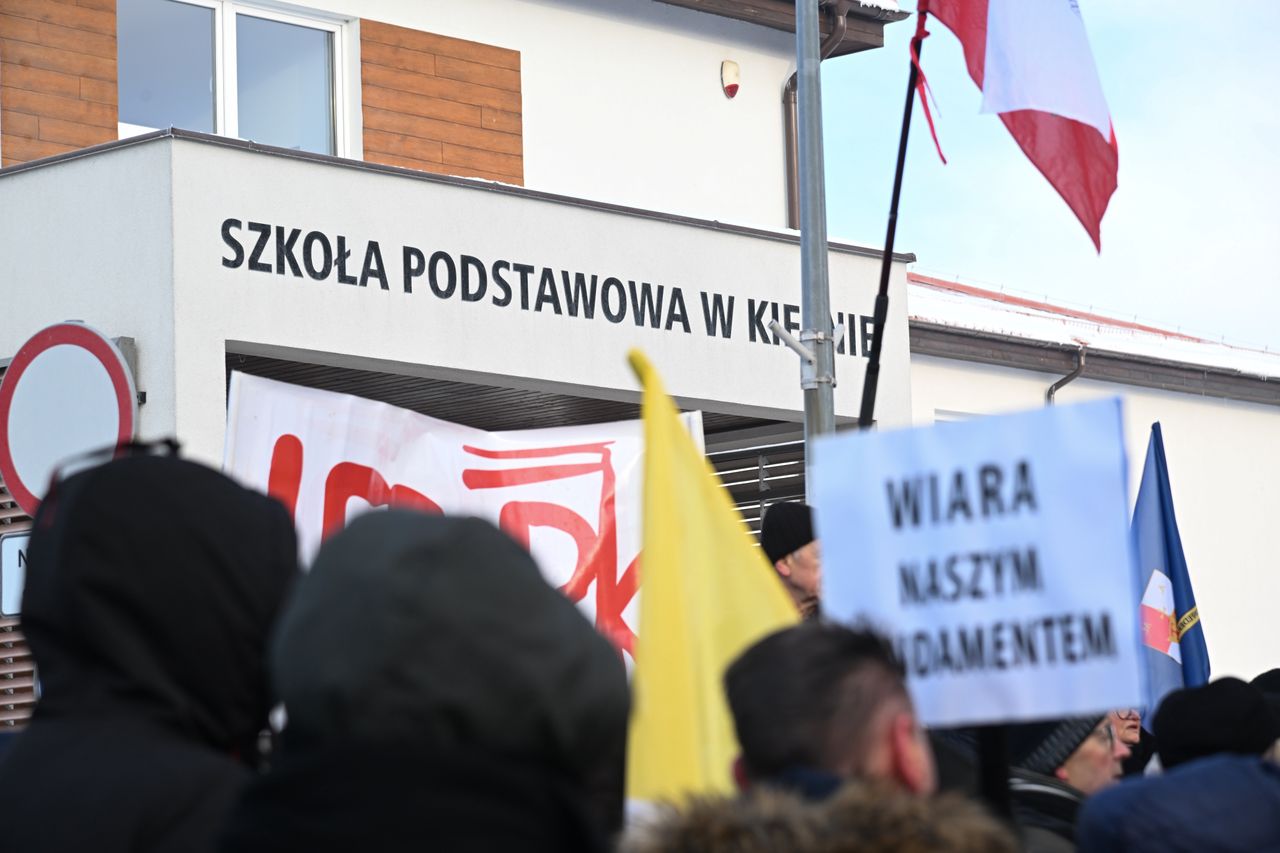 Nauczycielka miała wyrzucić krzyż do kosza. Protest przed szkołą
