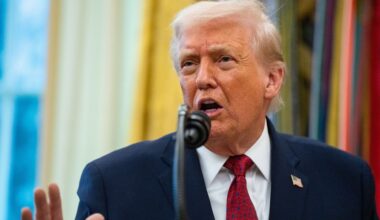 Skuta lodem Arktyka psuje plany Putina. Problemy z transportem LNG z Rosji do Chin