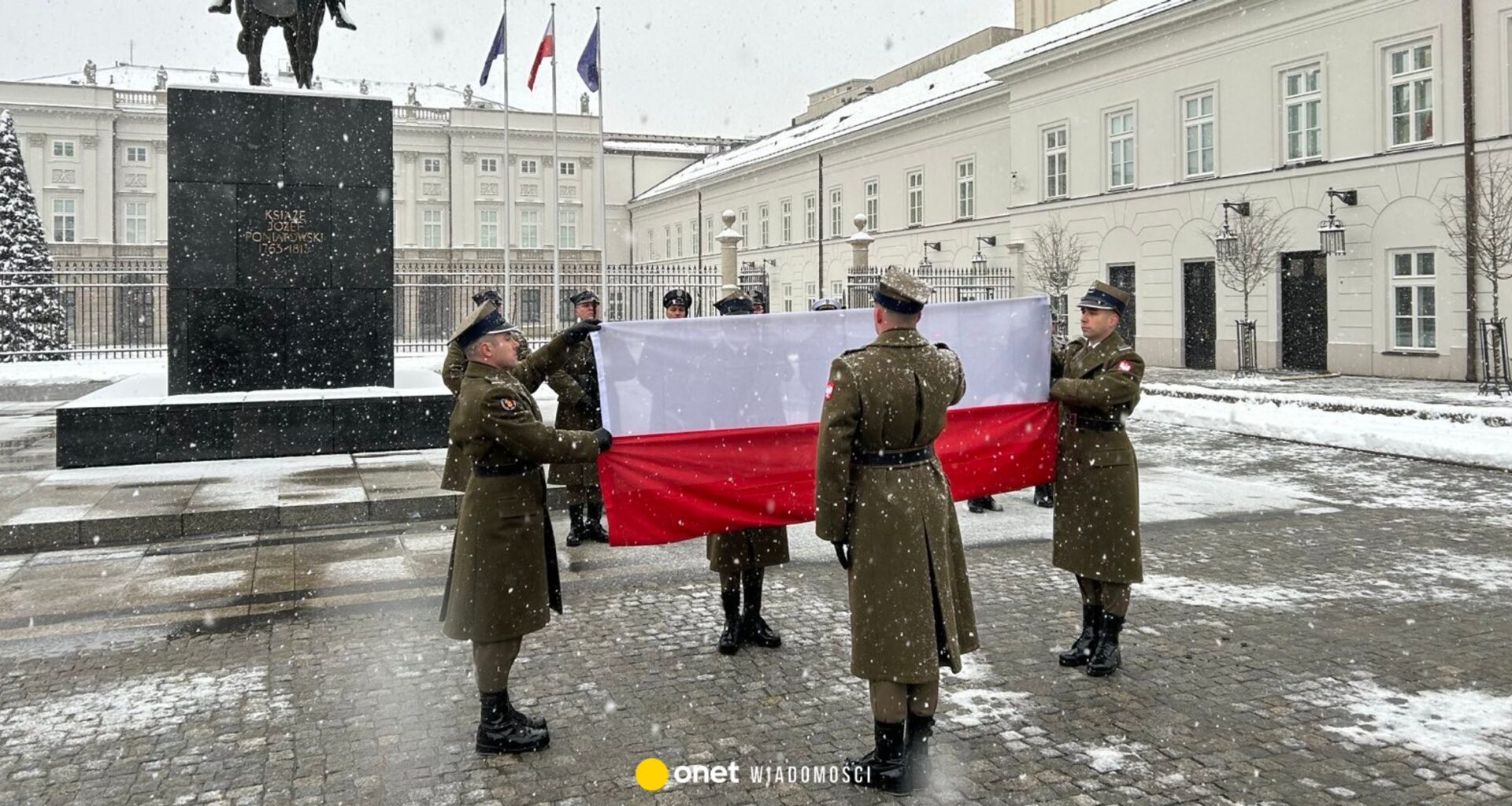Nawrocki wprowadził kolejną zmianę. Flaga przed pałacem wymieniona [ZDJĘCIA]