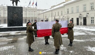 Nawrocki wprowadził kolejną zmianę. Flaga przed pałacem wymieniona [ZDJĘCIA]